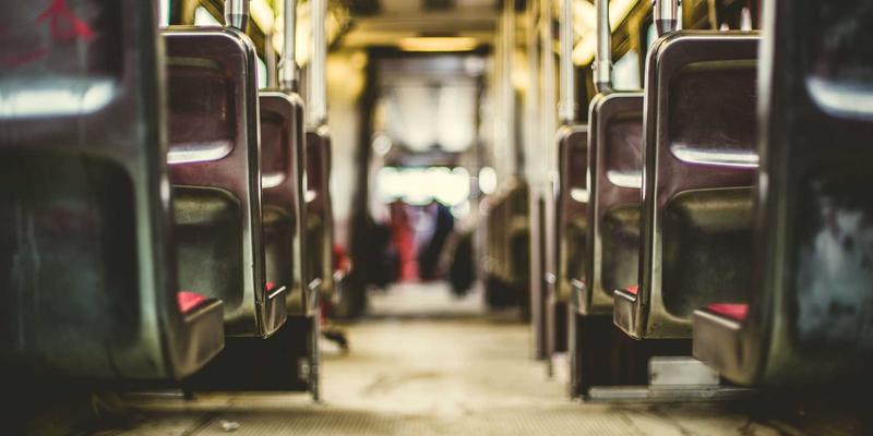 办公室族肩颈自救指南：午间十分钟芳香指压，快速缓解僵硬与疲劳