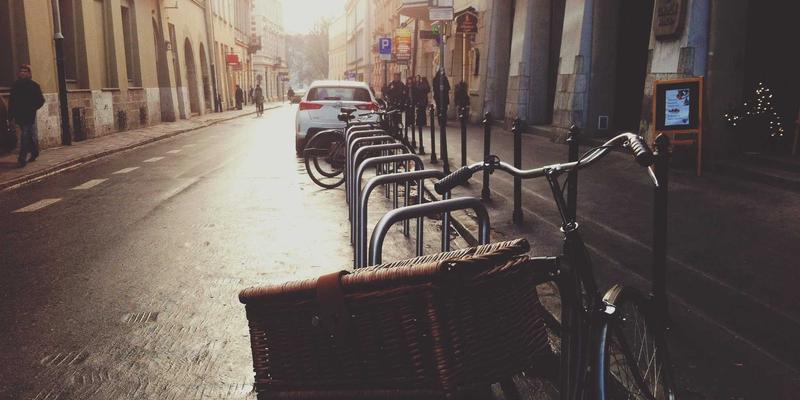 按摩理疗新体验：芳香指压按摩头部穴位，有效改善头皮健康、促进生发并缓解压力性头痛